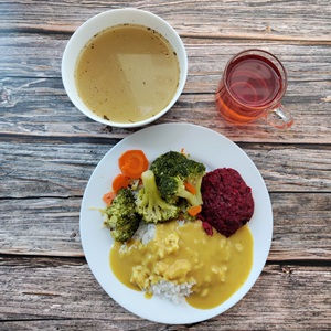 Zdjęcie przedstawia dietę łatwostrawną Zupa wielowarzywna z ziemniakami dieta Ryż na sypko Burger z buraka z serem mozzarella (dieta) Sos szpinakowy Kompot owocowy z jabłkami Bukiet warzyw gotowanych